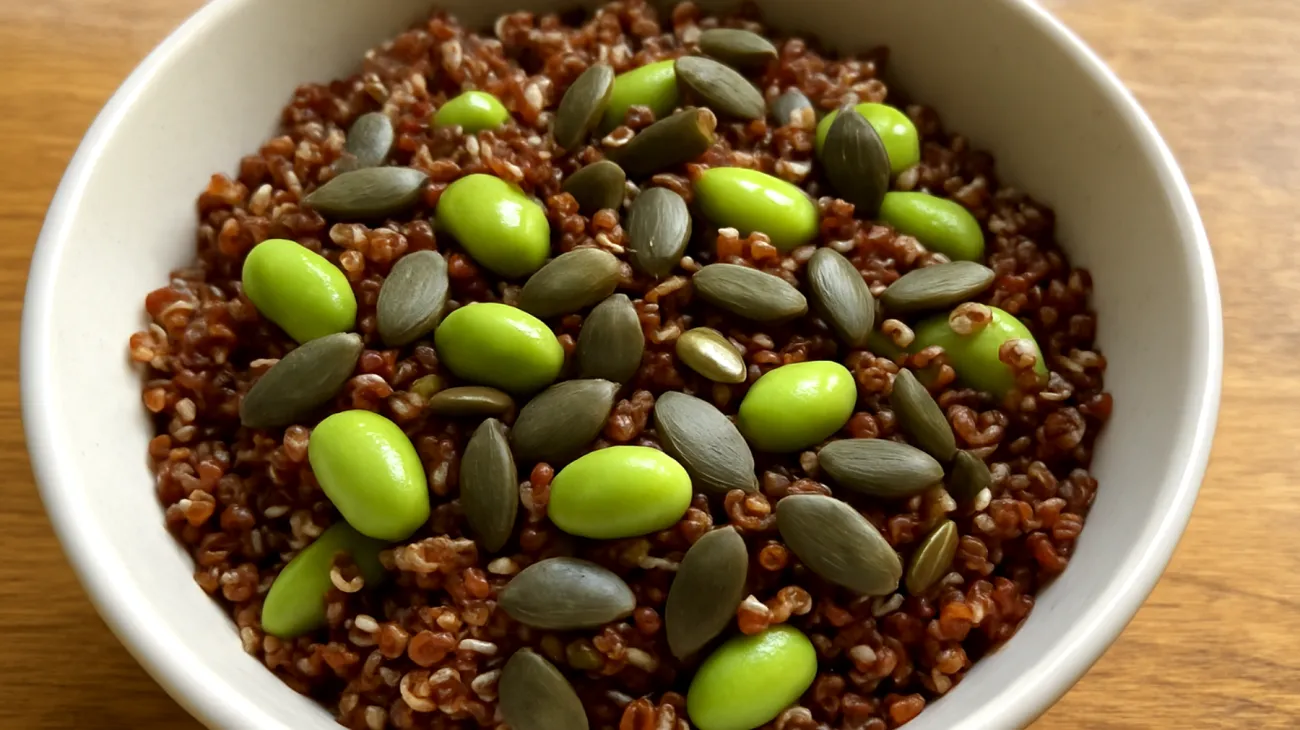 Insalata di quinoa rossa con edamame e semi di zucca"