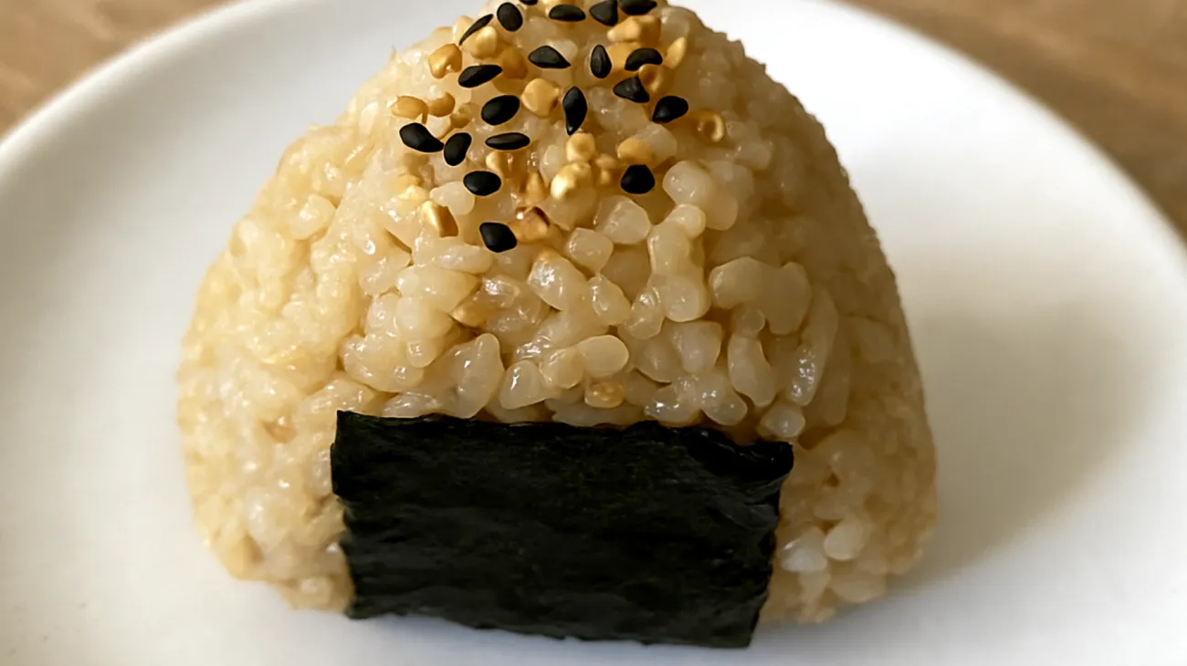 Onigiri con riso integrale, alghe nori e semi di sesamo"