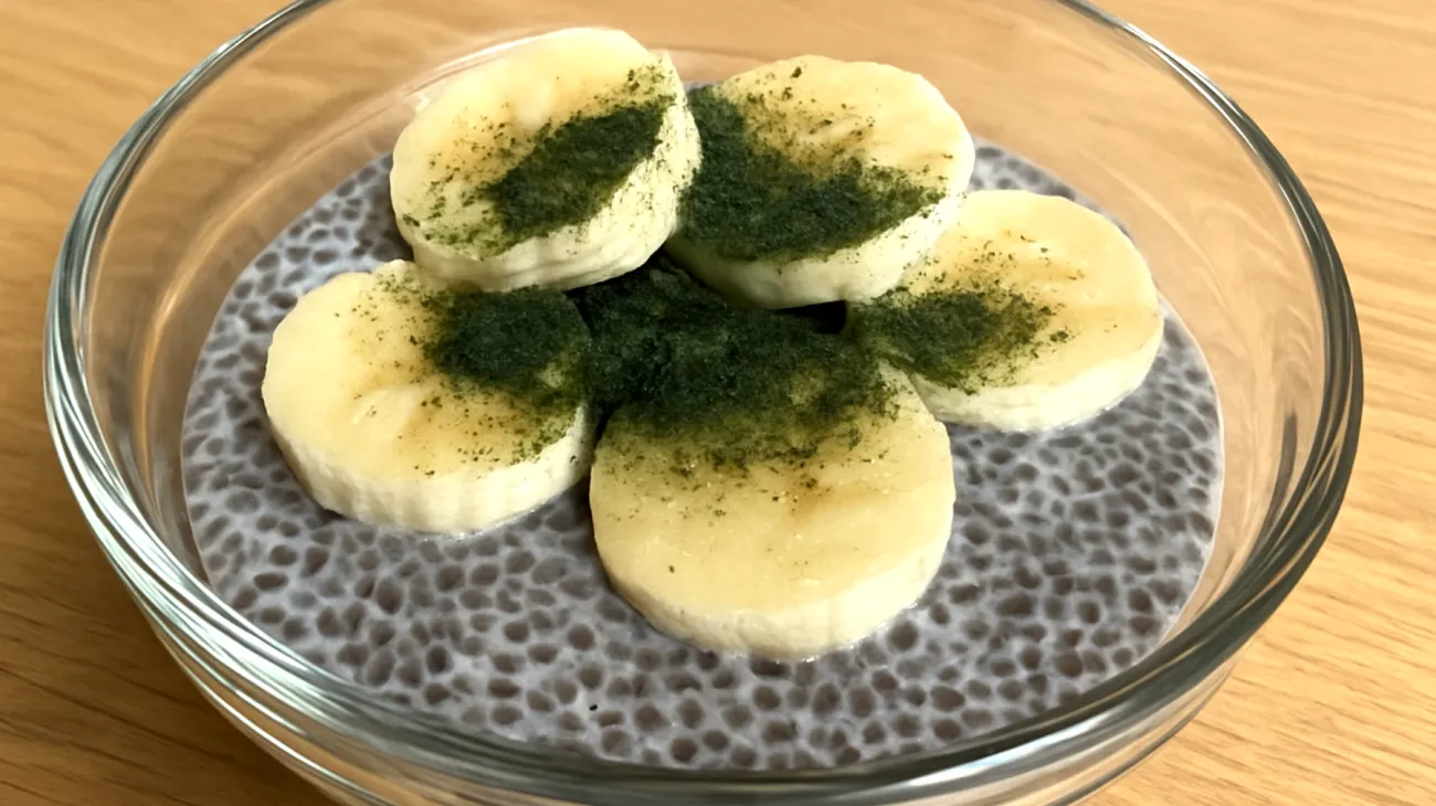 Pudding di semi di chia con latte di cocco, banana e spirulina"