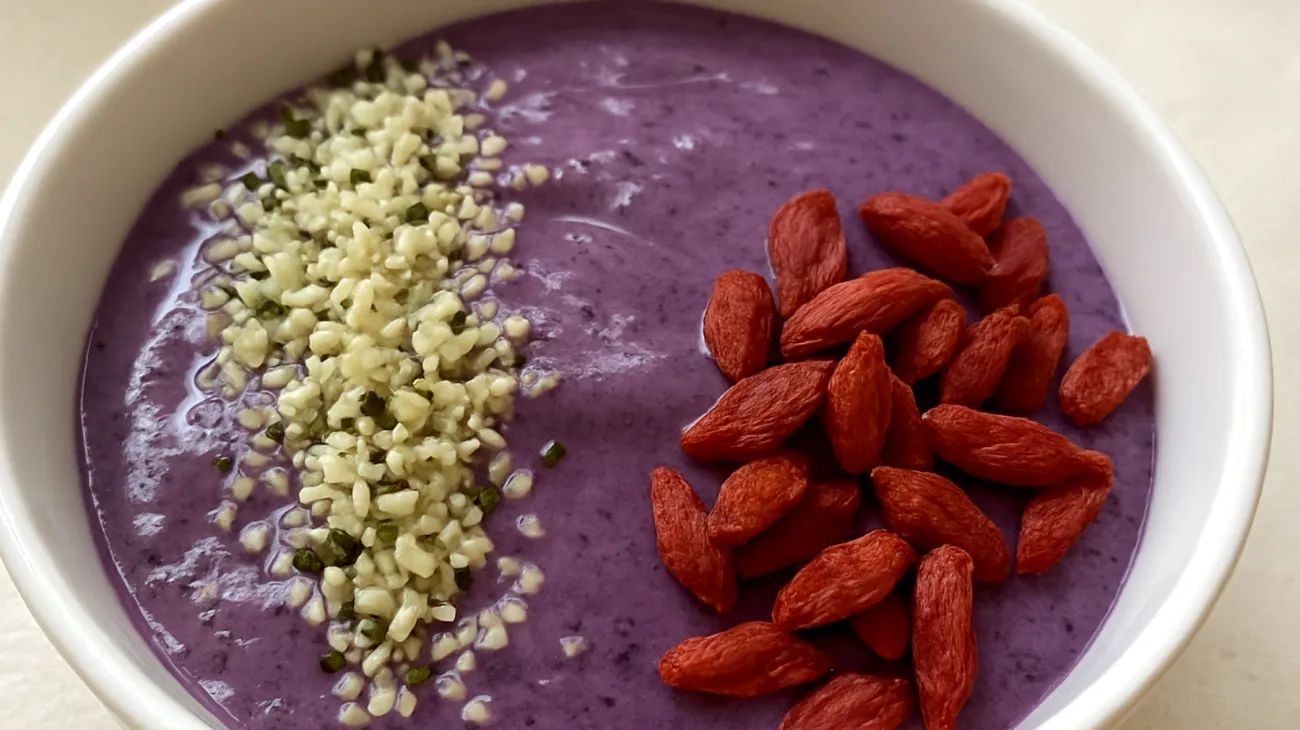 Smoothie bowl con semi di canapa e bacche di goji"