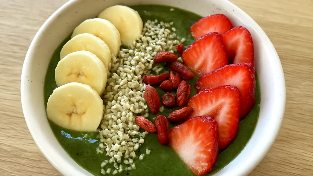 Smoothie bowl con spirulina, semi di canapa e bacche di goji"