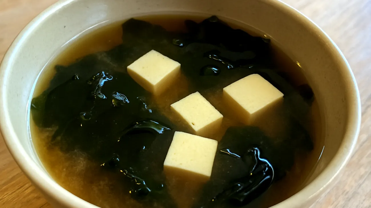 Zuppa di miso con alghe wakame e tofu"