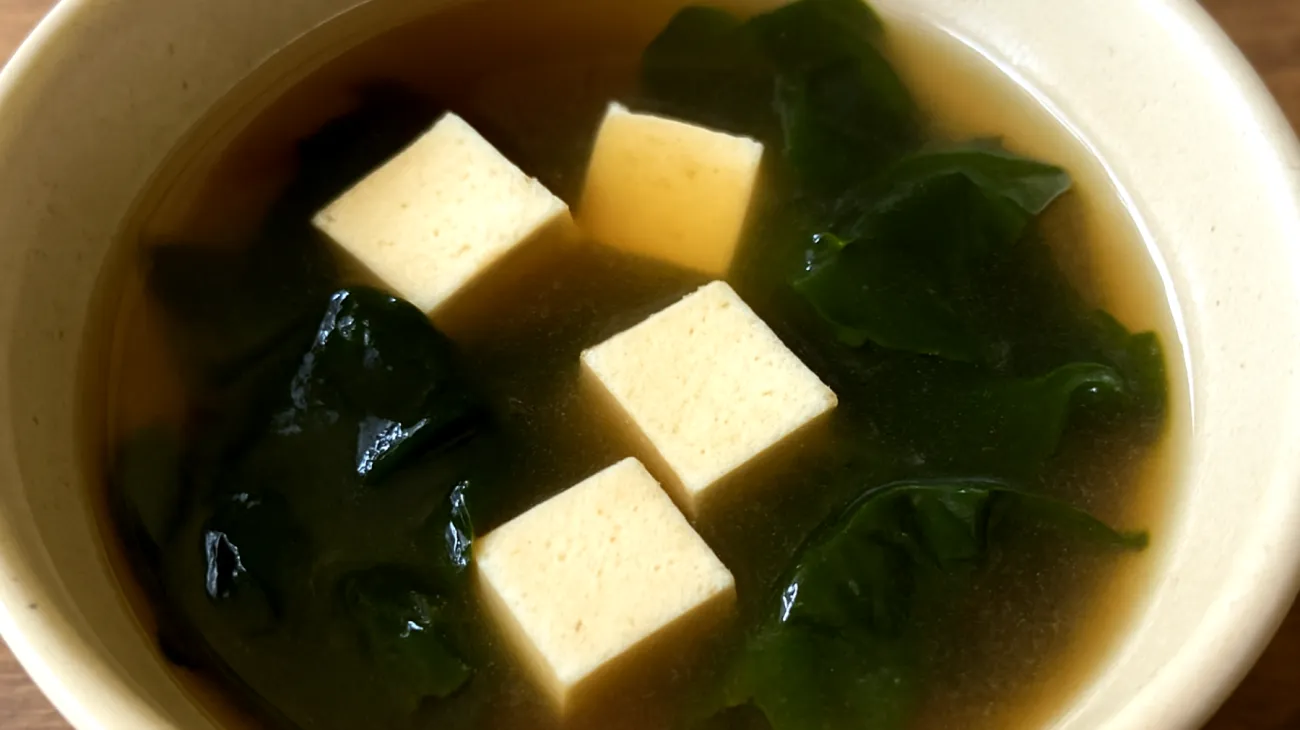 Zuppa di miso con alghe wakame e tofu"