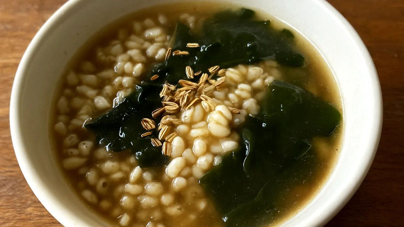 Zuppa di semi di finocchio con orzo perlato e alghe wakame"